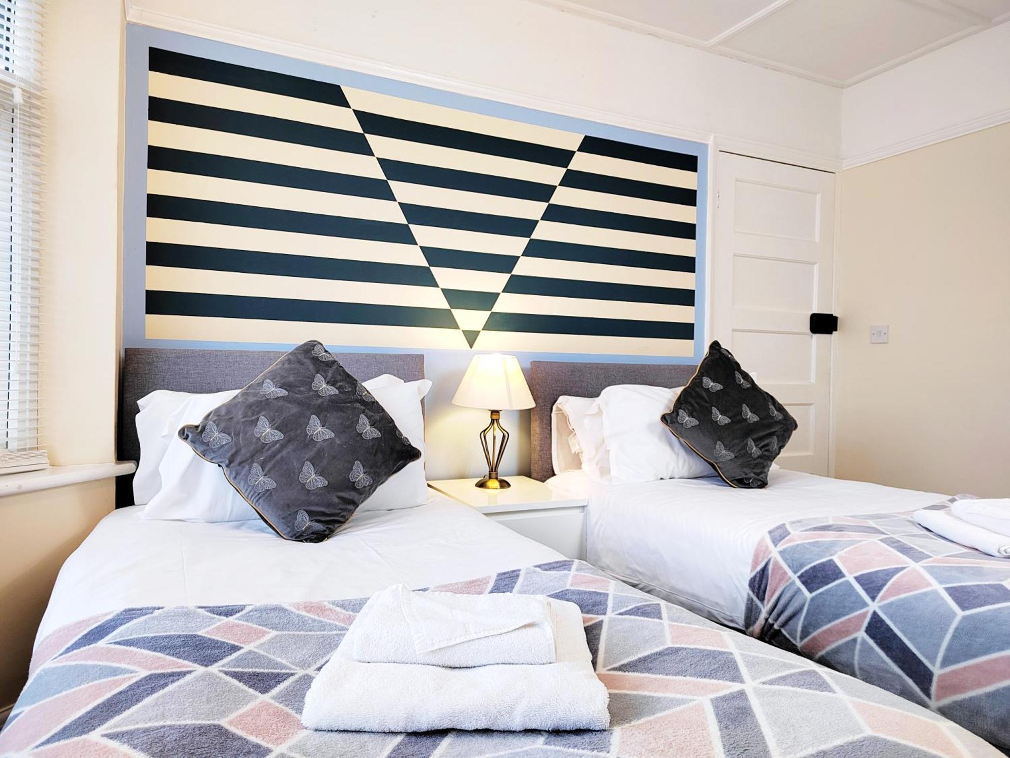 Epicsa - 3 Bedroom Family & Corporate Stay, Garden And Free Parking
